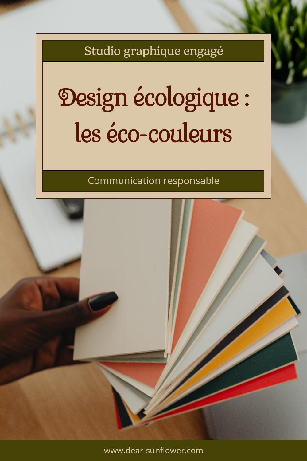 Image de couverture de l'article de blog "Design écologique : une communication responsable avec les éco-couleur", une main de femme noire de peau tient un nuancier de couleurs papier
