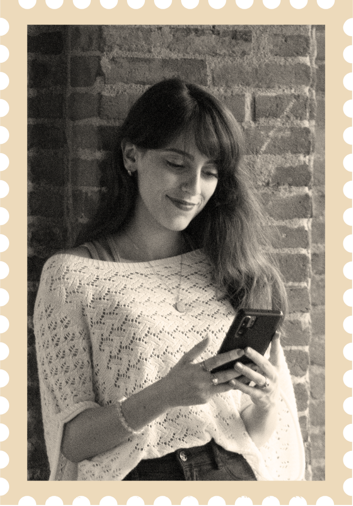 dear-sunflower-contact-jade-latour-1 Portrait de Jade Latour, graphiste spécialiste en identité visuelle